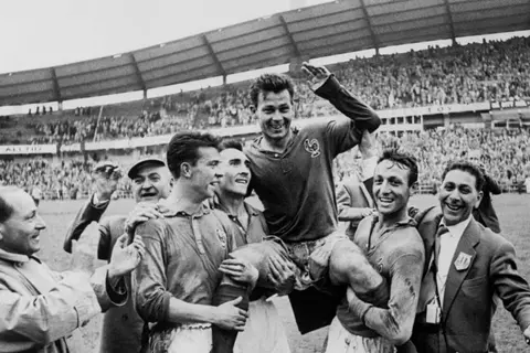  68 عامًا على إنجاز فونتين.. "حذاء مستعار" صنع التاريخ في كأس العالم